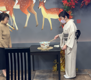 奈良の着付け教室大和美流着物学院「茶道いろは」テーブル茶道つくばい所作1