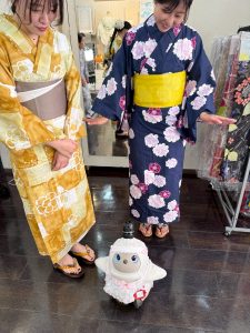 奈良の着付け教室<br>大和美流着物学院<br>彩樂理（さらり）着付け教室<br>🌸ゆかた着方教室＆打ち水大作戦
三条本店マスコットきららちゃんと一緒に